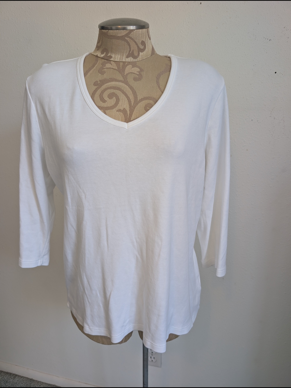Karen Scott White V-Neck 3/4 Sleeve Tee
